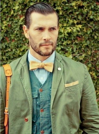 Come indossare e abbinare una borsa a tracolla in pelle beige per un uomo di 30 anni: Coniuga un blazer di cotone verde oliva con una borsa a tracolla in pelle beige per un look comfy-casual.