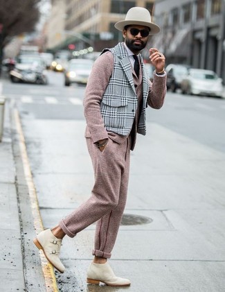Come indossare e abbinare una giacca fucsia: Prova a combinare una giacca fucsia con pantaloni eleganti di lana rosa per una silhouette classica e raffinata Perfeziona questo look con un paio di scarpe double monk in pelle bianche.