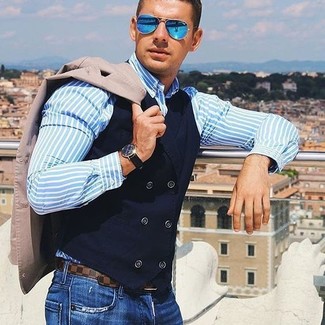 Look alla moda per uomo: Blazer beige, Gilet di cotone nero, Camicia elegante a righe verticali azzurra, Jeans blu