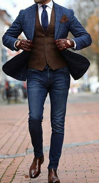 Quale jeans indossare con un gilet marrone scuro per un uomo di 30 anni: Mostra il tuo stile in un gilet marrone scuro con jeans per un look elegante ma non troppo appariscente. Stivali chelsea in pelle marrone scuro sono una valida scelta per completare il look.