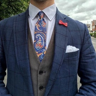 Come indossare e abbinare un cappotto foglia di tè per un uomo di 30 anni in modo formale: Scegli un outfit composto da un cappotto foglia di tè e un blazer a quadri blu scuro per un look elegante e alla moda.