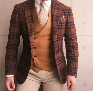 Come indossare e abbinare un blazer scozzese marrone scuro per un uomo di 30 anni in autunno 2024: Abbina un blazer scozzese marrone scuro con chino beige, perfetto per il lavoro. Una splendida scelta per un look autunnale!