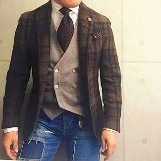Come indossare e abbinare un blazer di lana scozzese marrone con jeans blu scuro per un uomo di 30 anni quando fa caldo: Mostra il tuo stile in un blazer di lana scozzese marrone con jeans blu scuro per un look comfy-casual.