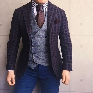 Come indossare e abbinare un blazer a quadri marrone quando fa caldo: Prova a combinare un blazer a quadri marrone con pantaloni eleganti blu scuro come un vero gentiluomo.