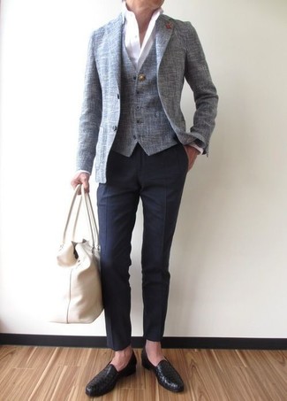 Quale blazer indossare con un gilet grigio per un uomo di 40 anni: Indossa un blazer con un gilet grigio come un vero gentiluomo. Per un look più rilassato, opta per un paio di mocassini eleganti in pelle neri.