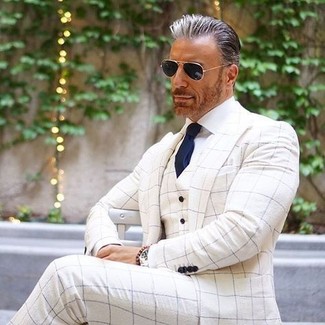 Come indossare e abbinare un cappotto bianco per un uomo di 50 anni in modo formale: Abbina un cappotto bianco con pantaloni eleganti a quadri bianchi per essere sofisticato e di classe.