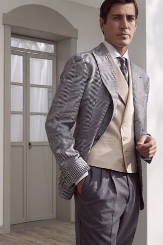 Come indossare e abbinare un gilet beige con un blazer grigio per un uomo di 30 anni in modo formale: Potresti combinare un blazer grigio con un gilet beige per un look elegante e di classe.