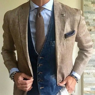 Come indossare e abbinare un gilet di jeans blu scuro per un uomo di 30 anni quando fa caldo: Indossa un gilet di jeans blu scuro e chino beige per un look elegante e di classe.
