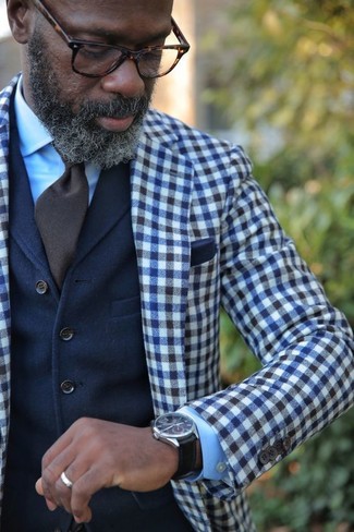 Come indossare e abbinare un blazer a quadretti blu scuro e bianco in modo formale: Indossa un blazer a quadretti blu scuro e bianco e un gilet di lana blu scuro come un vero gentiluomo.