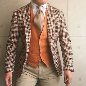 Come indossare e abbinare una cravatta beige in autunno 2024 in modo formale: Indossa un blazer di lana scozzese arancione con una cravatta beige per un look elegante e alla moda. Una splendida scelta per le temperature autunnali!