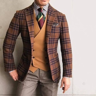 Come indossare e abbinare un blazer scozzese marrone scuro in autunno 2024: Punta su un blazer scozzese marrone scuro e pantaloni eleganti marroni per un look elegante e alla moda. Il look per l’autunno è servito.