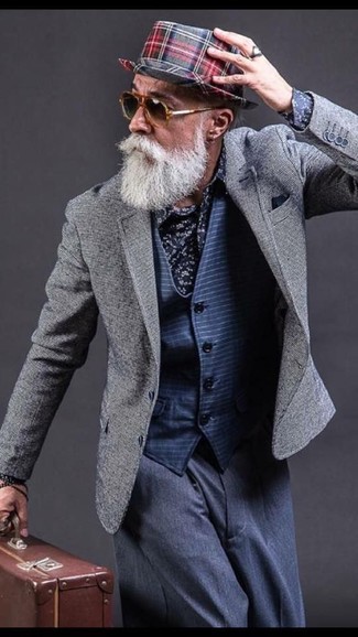 Come indossare e abbinare una camicia a fiori per un uomo di 60 anni: Metti una camicia a fiori e pantaloni eleganti blu scuro per un look elegante e di classe.