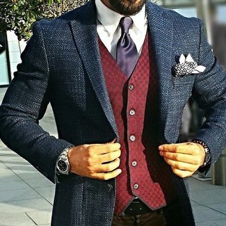 Come indossare e abbinare una cravatta di seta viola quando fa caldo in modo formale: Punta su un blazer di tweed blu scuro e una cravatta di seta viola per essere sofisticato e di classe.