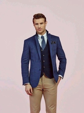Come indossare e abbinare un fazzoletto da taschino di seta nero in modo formale: Abbina un blazer di lana blu con un fazzoletto da taschino di seta nero per un look perfetto per il weekend.