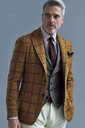 Come indossare e abbinare un blazer marrone per un uomo di 50 anni: Abbina un blazer marrone con jeans di velluto a coste beige per un look trendy e alla mano.