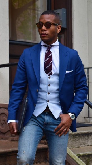 Look alla moda per uomo: Blazer blu, Gilet azzurro, Camicia elegante bianca, Jeans aderenti strappati blu