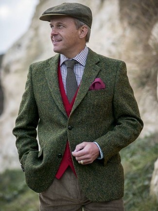 Come indossare e abbinare una cravatta di lana grigio scuro per un uomo di 50 anni: Potresti abbinare un blazer di lana a spina di pesce verde oliva con una cravatta di lana grigio scuro per un look elegante e alla moda.