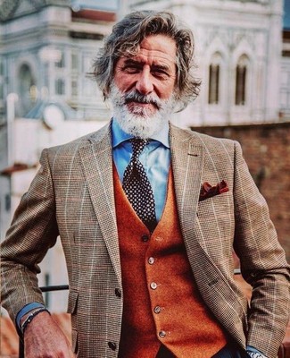 Look alla moda per uomo: Blazer a quadri marrone, Gilet di lana arancione, Camicia elegante azzurra, Cravatta a pois nera e bianca