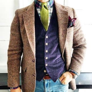 Come indossare e abbinare un blazer di lana marrone in autunno 2024 in modo smart-casual: Indossa un blazer di lana marrone e jeans aderenti blu per un look spensierato e alla moda. Ecco un outfit autunnale perfetto per il tuo.