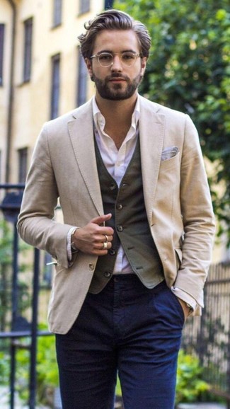 Quale blazer indossare con un gilet grigio scuro per un uomo di 20 anni: Opta per un blazer e un gilet grigio scuro per essere sofisticato e di classe.