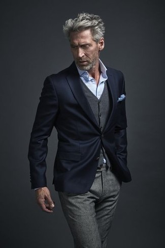 Come indossare e abbinare un gilet grigio con un blazer blu per un uomo di 50 anni in autunno 2024: Coniuga un blazer blu con un gilet grigio per essere sofisticato e di classe. Ecco una buona idea per creare uno splendido outfit autunnale.