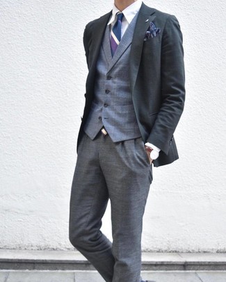 Come indossare e abbinare una cravatta a righe verticali melanzana scuro per un uomo di 30 anni: Abbina un blazer grigio scuro con una cravatta a righe verticali melanzana scuro per un look elegante e alla moda.