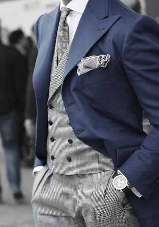Come indossare e abbinare un fazzoletto da taschino grigio scuro quando fa caldo in modo formale: Punta su un blazer blu scuro e un fazzoletto da taschino grigio scuro per un look perfetto per il weekend.