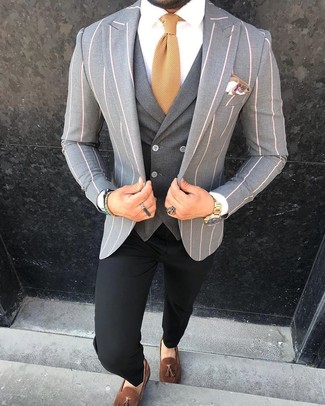 Quale blazer indossare con un gilet grigio quando fa caldo in modo formale: Combina un blazer con un gilet grigio come un vero gentiluomo. Mocassini con nappine in pelle scamosciata marroni sono una validissima scelta per completare il look.