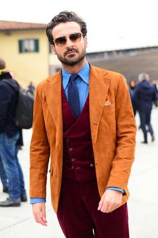 Quale gilet indossare con un blazer arancione per un uomo di 30 anni in autunno 2024: Prova a combinare un blazer arancione con un gilet come un vero gentiluomo. Un look stupendo per essere più cool e trendy anche durante la stagione transitoria.