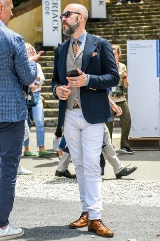 Come indossare e abbinare un gilet per un uomo di 40 anni: Opta per un gilet e jeans bianchi per creare un look smart casual. Per un look più rilassato, mettiti un paio di stivaletti brogue in pelle marrone chiaro.