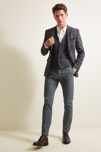 Quale blazer indossare con un gilet grigio quando fa caldo in modo formale: Coniuga un blazer con un gilet grigio per un look elegante e alla moda. Perfeziona questo look con un paio di scarpe oxford in pelle marrone scuro.