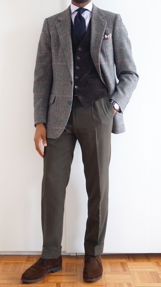 Quale gilet indossare con un blazer grigio scuro: Combina un blazer grigio scuro con un gilet per un look elegante e alla moda. Completa questo look con un paio di scarpe oxford in pelle scamosciata marroni.