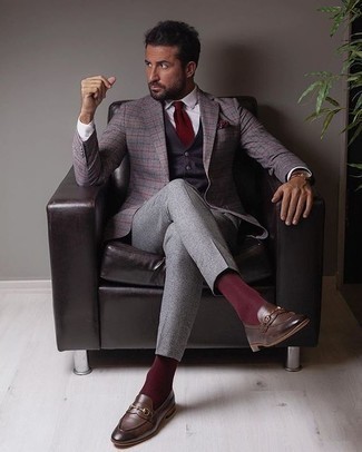 Come indossare e abbinare un blazer viola chiaro: Sfoggia il tuo aspetto migliore con un blazer viola chiaro e pantaloni eleganti grigi. Mocassini eleganti in pelle marrone scuro sono una buona scelta per completare il look.