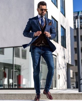Quale jeans indossare con un blazer blu scuro in autunno 2024 in modo formale: Scegli un outfit composto da un blazer blu scuro e jeans, perfetto per il lavoro. Scegli uno stile classico per le calzature e scegli un paio di mocassini con nappine in pelle bordeaux. Una stupenda idea per essere più cool e assolutamente alla moda anche in questi mesi autunnali.