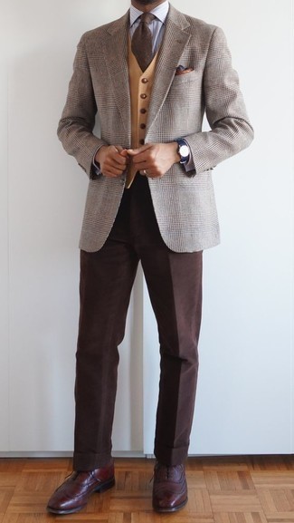 Quale blazer indossare con un gilet marrone chiaro: Prova ad abbinare un blazer con un gilet marrone chiaro per una silhouette classica e raffinata Scegli un paio di scarpe brogue in pelle bordeaux per un tocco più rilassato.