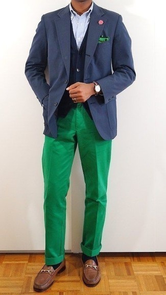 Come indossare e abbinare un blazer blu con mocassini eleganti in pelle marroni per un uomo di 30 anni: Scegli un outfit composto da un blazer blu e pantaloni eleganti verdi per un look elegante e alla moda. Mocassini eleganti in pelle marroni sono una interessante scelta per completare il look.