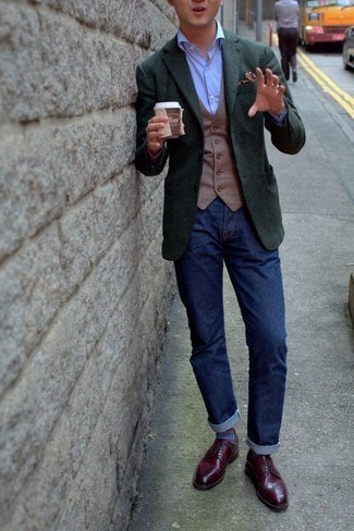 Come indossare e abbinare un gilet scozzese marrone in modo smart-casual: Potresti indossare un gilet scozzese marrone e jeans blu scuro per un look elegante ma non troppo appariscente. Perché non aggiungere un paio di scarpe brogue in pelle bordeaux per un tocco di stile in più?