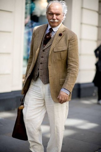Quale pantaloni eleganti indossare con una camicia elegante bianca e blu scuro per un uomo di 60 anni quando fa caldo in modo formale: Coniuga una camicia elegante bianca e blu scuro con pantaloni eleganti per un look elegante e di classe.