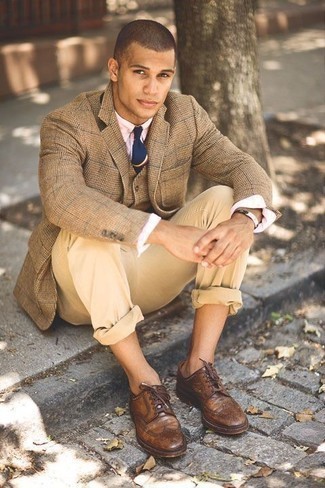 Quale blazer indossare con scarpe brogue marroni: Opta per un blazer e chino marrone chiaro per creare un look smart casual. Calza un paio di scarpe brogue marroni per un tocco virile.