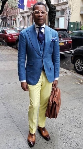 Come indossare e abbinare scarpe oxford marroni per un uomo di 40 anni: Indossa un blazer blu e pantaloni eleganti gialli per una silhouette classica e raffinata Completa questo look con un paio di scarpe oxford marroni.