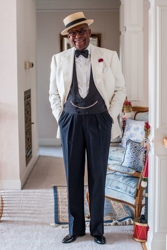 Come indossare e abbinare un papillon argento per un uomo di 50 anni: Indossa un blazer bianco e un papillon argento per un'atmosfera casual-cool. Scegli uno stile classico per le calzature e scegli un paio di mocassini eleganti in pelle neri.