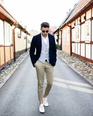 Come indossare e abbinare un gilet azzurro in modo smart-casual: Indossa un gilet azzurro con chino marrone chiaro per un look elegante e alla moda. Per un look più rilassato, scegli un paio di sneakers basse di tela bianche.