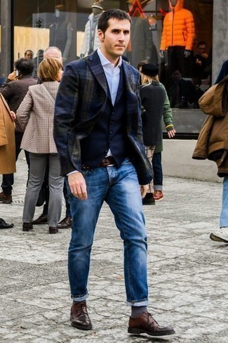 Come indossare e abbinare un blazer scozzese blu scuro con jeans blu: Questa combinazione di un blazer scozzese blu scuro e jeans blu ti permetterà di sfoggiare uno stile semplice nel tempo libero. Indossa un paio di scarpe derby in pelle marrone scuro per un tocco virile.