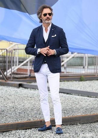 Look alla moda per uomo: Blazer blu scuro, Gilet blu scuro, Camicia elegante bianca, Chino bianchi