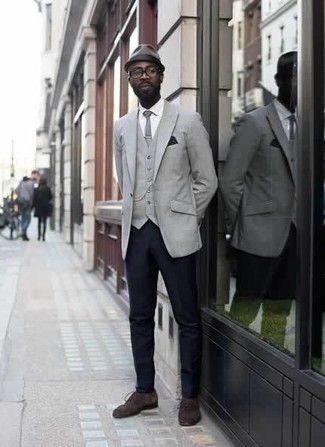 Come indossare e abbinare un borsalino grigio: Prova ad abbinare un blazer grigio con un borsalino grigio per un'atmosfera casual-cool. Completa il tuo abbigliamento con un paio di scarpe derby in pelle scamosciata marrone scuro.