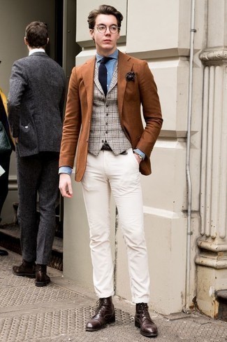Quale blazer indossare con stivali casual marrone scuro quando fa caldo: Potresti combinare un blazer con chino bianchi, perfetto per il lavoro. Stivali casual marrone scuro sono una splendida scelta per completare il look.