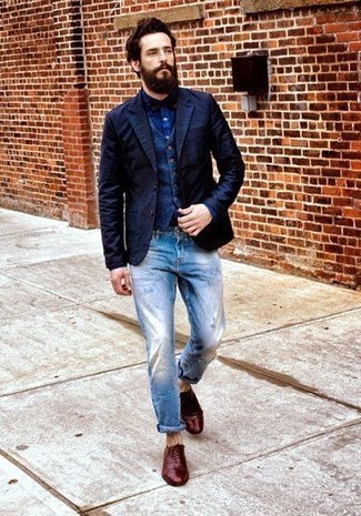 Come indossare e abbinare un blazer blu scuro con jeans azzurri: Combina un blazer blu scuro con jeans azzurri per un look spensierato e alla moda. Prova con un paio di scarpe oxford in pelle bordeaux per mettere in mostra il tuo gusto per le scarpe di alta moda.