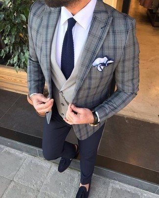 Quale gilet indossare con un blazer grigio quando fa caldo: Potresti indossare un blazer grigio e un gilet come un vero gentiluomo. Mocassini con nappine in pelle scamosciata blu scuro sono una splendida scelta per completare il look.
