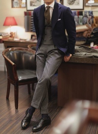 Come indossare e abbinare scarpe oxford con un blazer: Scegli uno stile classico in un blazer e pantaloni eleganti di lana grigi. Scarpe oxford sono una interessante scelta per completare il look.