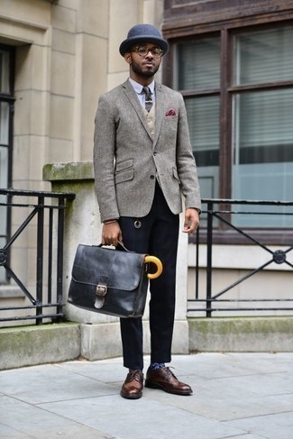 Quale gilet indossare con un blazer grigio in modo formale: Potresti combinare un blazer grigio con un gilet per un look elegante e di classe. Calza un paio di scarpe brogue in pelle marroni per un tocco più rilassato.
